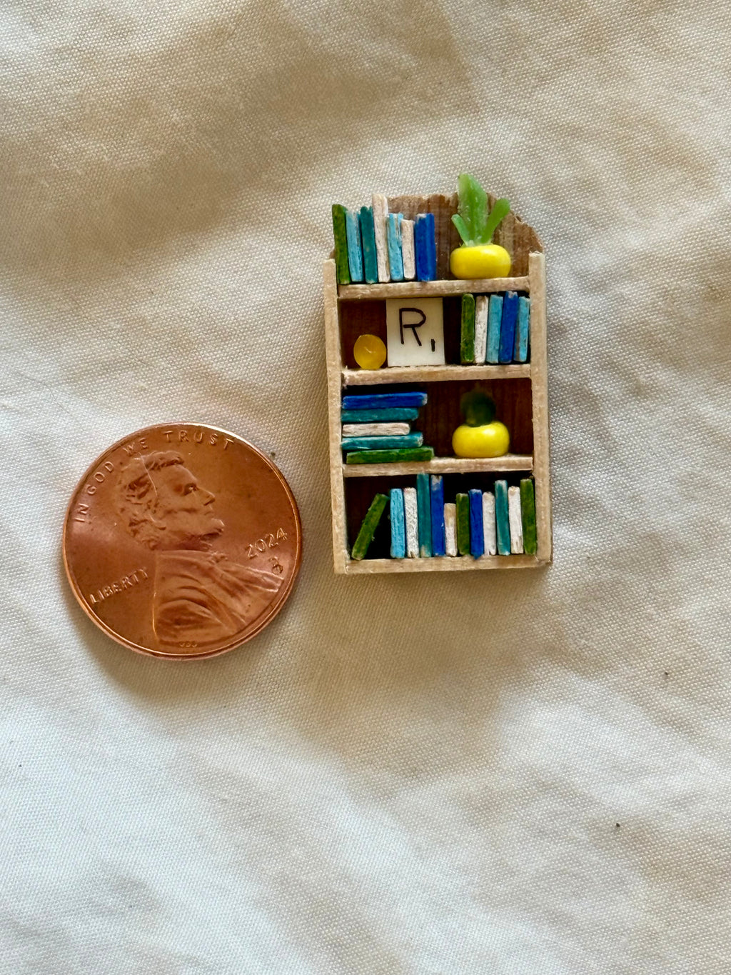 Wee Bookshelf Magnet
